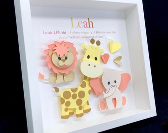 Personalisierter Baby Namensrahmen für Mädchen mit Safari Tieren, Name, Herkunft & Bedeutung, Elefant, Giraffe und Löwe, Baby Geschenk, Safari Kinderzimmer Deko