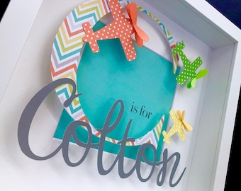 Aangepaste babyinitialen in vliegtuigthema, moderne kinderkamer muurdecoratie, naambordje babyjongen, babyshowercadeau, kinderkamerbrieven, papieren vliegtuigjes