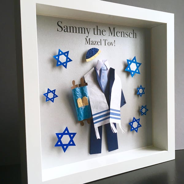 Benutzerdefinierte Bar Mitzwa Geschenk, Namensrahmen mit Papieranzug und Krawatte, Yamaka, Tora und Tallit Gebetsschal, Mazel Tov, individuelles Fledermaus Mitzwa Geschenk