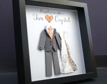 Cadeau d'anniversaire personnalisé, cadeau en papier 1er anniversaire, cadre de mariage pour les mariés, répliquez votre robe de mariée et votre costume en miniatures en papier