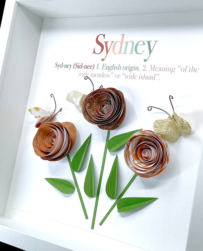 Presente moderno com nome de bebê: rosas de papel e borboletas Art-Woodland Nursery Decor, presente de chá de bebê Boho, placa com nome de bebê, impressão de flor do mês de nascimento imagem 2