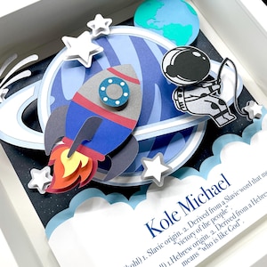 Niedliches Astronaut Baby Namensschild, Weltraum Rakete Kinderzimmer Bild, Planeten & Sterne Baby Geschenk für Jungen, Modernes Kinderzimmer Druck