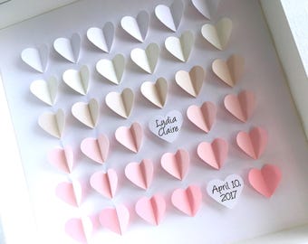Presente personalizado com nome de bebê, placa com nome de bebê, presente para menina, presente personalizado para chá de bebê, decoração moderna para berçário, corações rosa, corações de bebê