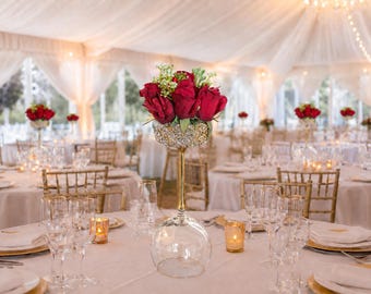 Centro de mesa de lujo con copa de vino de rosas rojas, decoración de mesa de cóctel de cristal dorado para bodas.