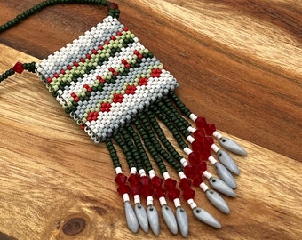 Collier de sac amulette moyen, perlé à la main, vert olive avec détails rouges