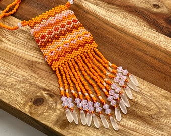 Grand collier de sac d’amulettes, perlé à la main, inspiré de la crème orange, bijoux d’automne