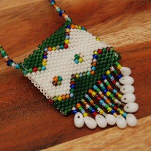 Petit collier de sac amulette, perlé à la main, perles mélangées arc-en-ciel, vert émeraude et blanc, motif zigzag