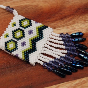 Petit collier de sac d’amulettes, perlé à la main, double face, blanc avec perles vertes et violettes, sud-ouest