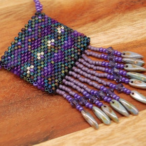 Petit collier de sac d'amulettes, perlé à la main, perles dans les tons violets