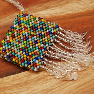 Petit collier de sac d'amulettes, perles mélangées arc-en-ciel