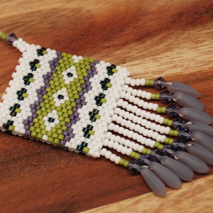 Petit collier de sac d'amulettes, perles à la main, blanc avec perles violettes et vertes, bijoux du sud-ouest