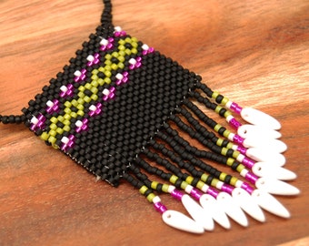 Collar mediano con amuleto, hecho a mano con cuentas negras, blancas, verdes y rosas.