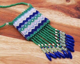 Collier de sac d’amulettes moyen, perlé à la main, vert émeraude avec lavande et perles bleues
