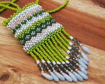 Collier de sac d’amulettes moyennes, perles à la main, perles vertes de Chartreuse