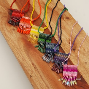 Couleurs sélectionnées, bijoux en perles à la main, collier de sac amulette à mini rayures