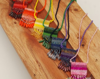 Sélectionnez des couleurs, bijoux perlés à la main, mini collier de sac d’amulette