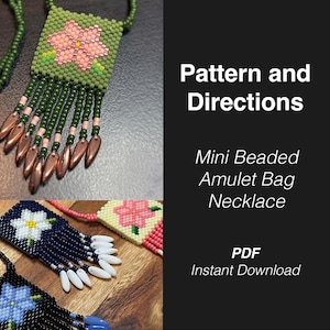 Peut inclure: Un collier de perles avec un petit sac à main en perles vertes orné d'une fleur rose. Le charme du sac à main a une frange de perles vertes. Le texte "Pattern and Directions" est en blanc sur fond noir. Le texte "Mini Beaded Amulet Bag Necklace" est en blanc sur fond noir. Le texte "PDF Instant Download" est en blanc sur fond noir.