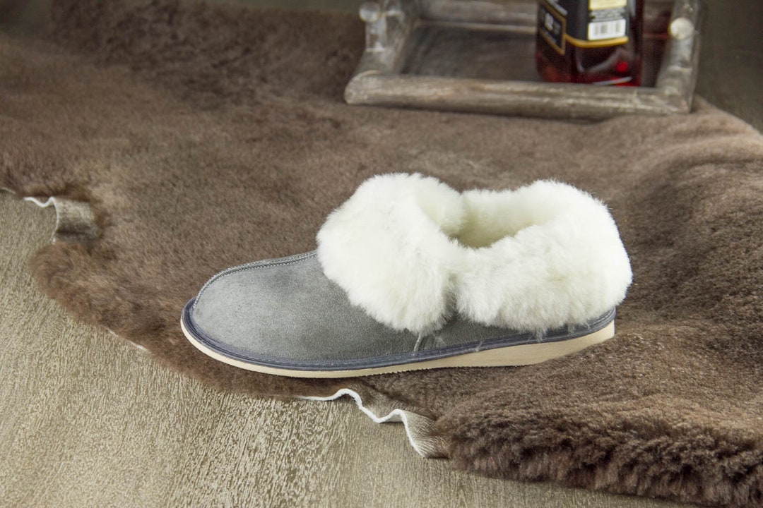 Herren Schaffell Hausschuhe: Handgefertigtes Fell, Graues Wildleder 