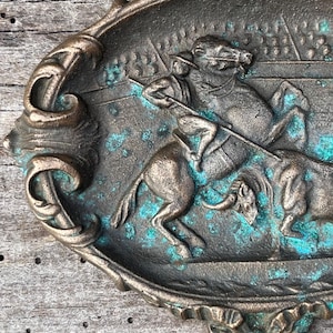 Vassoio vintage in ottone Corrida Matador - Posacenere con motivo a cavallo e toro in altorilievo