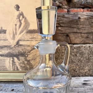 Vinagrera de cristal transparente con tapón: elegante decoración vintage para cocina y comedor.