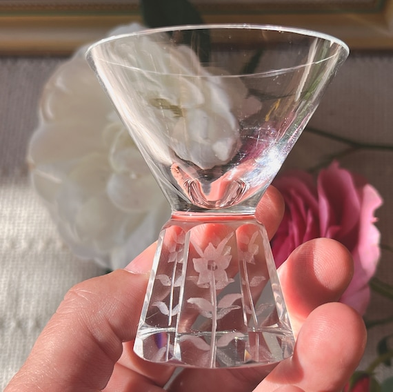 Zwei Kleine Vintage Kristall Schnapsgläser mit zarter Blumenätzung und Schnittdesign