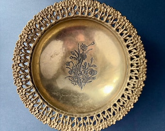 Vassoio in ottone massiccio con bordo traforato e decorazione floreale – Piatto da portata tedesco di metà secolo