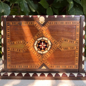 Scatola per sigarette in legno realizzata a mano con intricato design a intarsio, regalo per fumatori