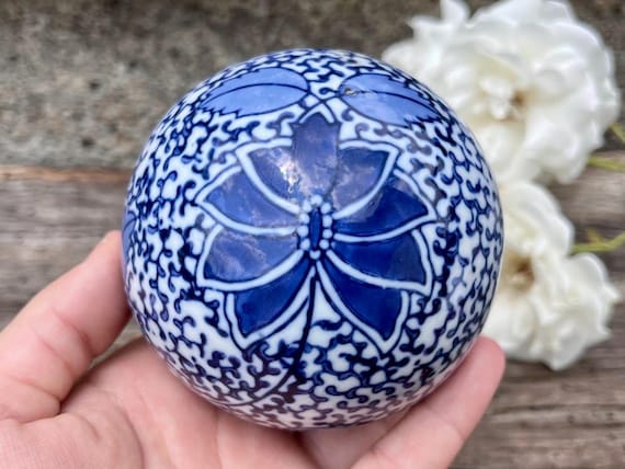 Bola Decorativa De Porcelana Azul Sobre Blanco – Vintage única Con Patrón Floral (circunferencia 10”)