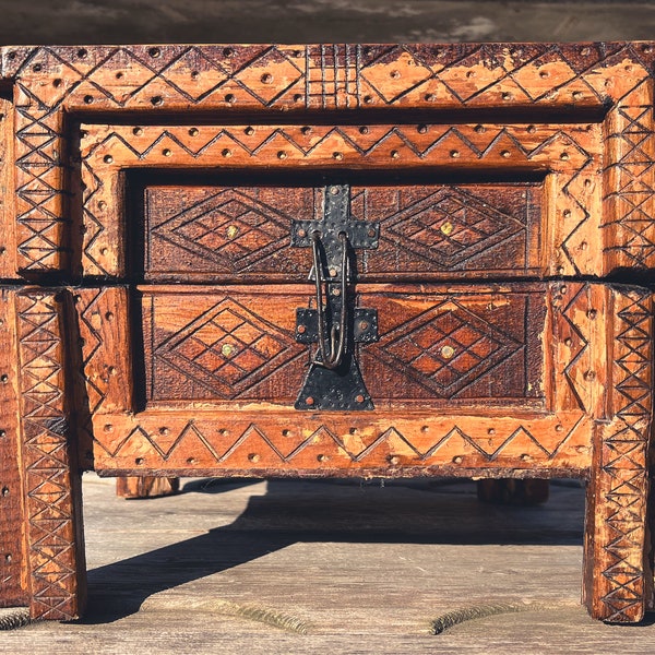 Boîte en bois vintage rustique unique en son genre, boîte en bois de meubles, boîte en bois de salon, boîte au trésor indienne