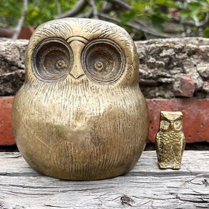 Vintage Messing Eulenfiguren - Große modernistische & kleine strukturierte Eulen - Mid-Century Messing Vogelskulpturen