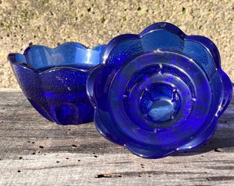 Set van 2 vintage kobaltblauwe glazen kandelaars gemaakt in Frankrijk