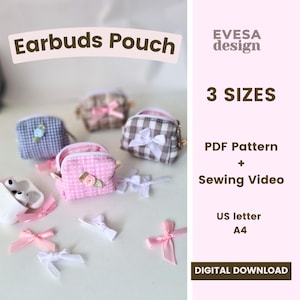 Pode incluir: Uma coleção de pequenas bolsas estampadas para fones de ouvido, em várias cores e padrões, incluindo rosa, azul e marrom. A imagem inclui o texto "Earbuds Pouch" e "3 Sizes". Laços rosa e brancos também estão incluídos.
