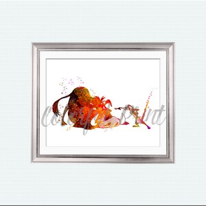 Könnte beinhalten: Ein Aquarellbild eines Löwen und einer Hyäne aus dem Disney-Film Der König der Löwen. Der Löwe liegt auf der Seite, und die Hyäne steht über ihm. Das Bild ist in Orange-, Gelb- und Rottönen gehalten.