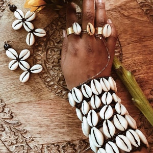 Nubian Cowrie Bracelet// Cowry Bracelet,African Jewelry, Adjustable Bracelet, Beach Jewelry, Seashell Jewelry, Natural Jewelry