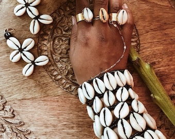 Nubian Cowrie Bracelet// Cowry Bracelet,African Jewelry, Adjustable Bracelet, Beach Jewelry, Seashell Jewelry, Natural Jewelry