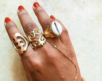 Anillo de sello de cauri // Anillo de latón con cauri, estilo afrocéntrico, africano, joyería africana, joyería bohemia, joyería étnica, anillo de sello de latón