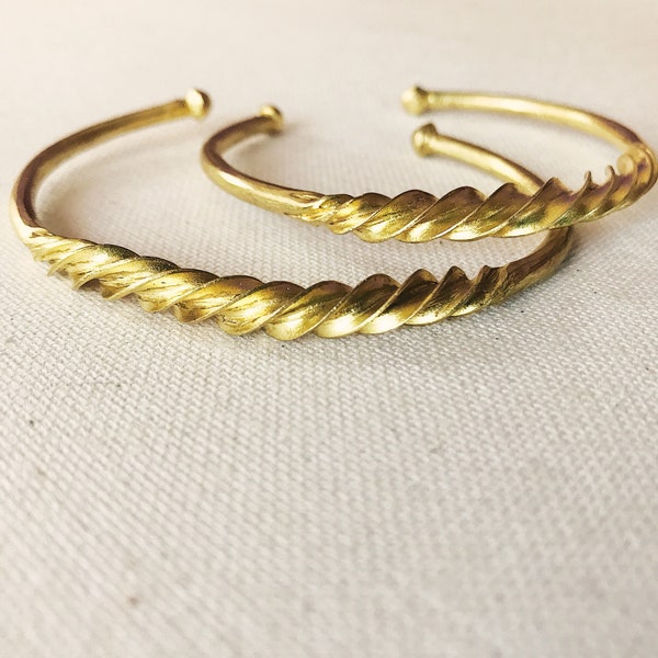 Fulani Twisted Bangle // Afrikanischer Schmuck, Messingschmuck, Afrocentric, ethnischer Schmuck, Afrika Manschette, Gold Armreif, Fulani Manschette, gedrehte Manschette