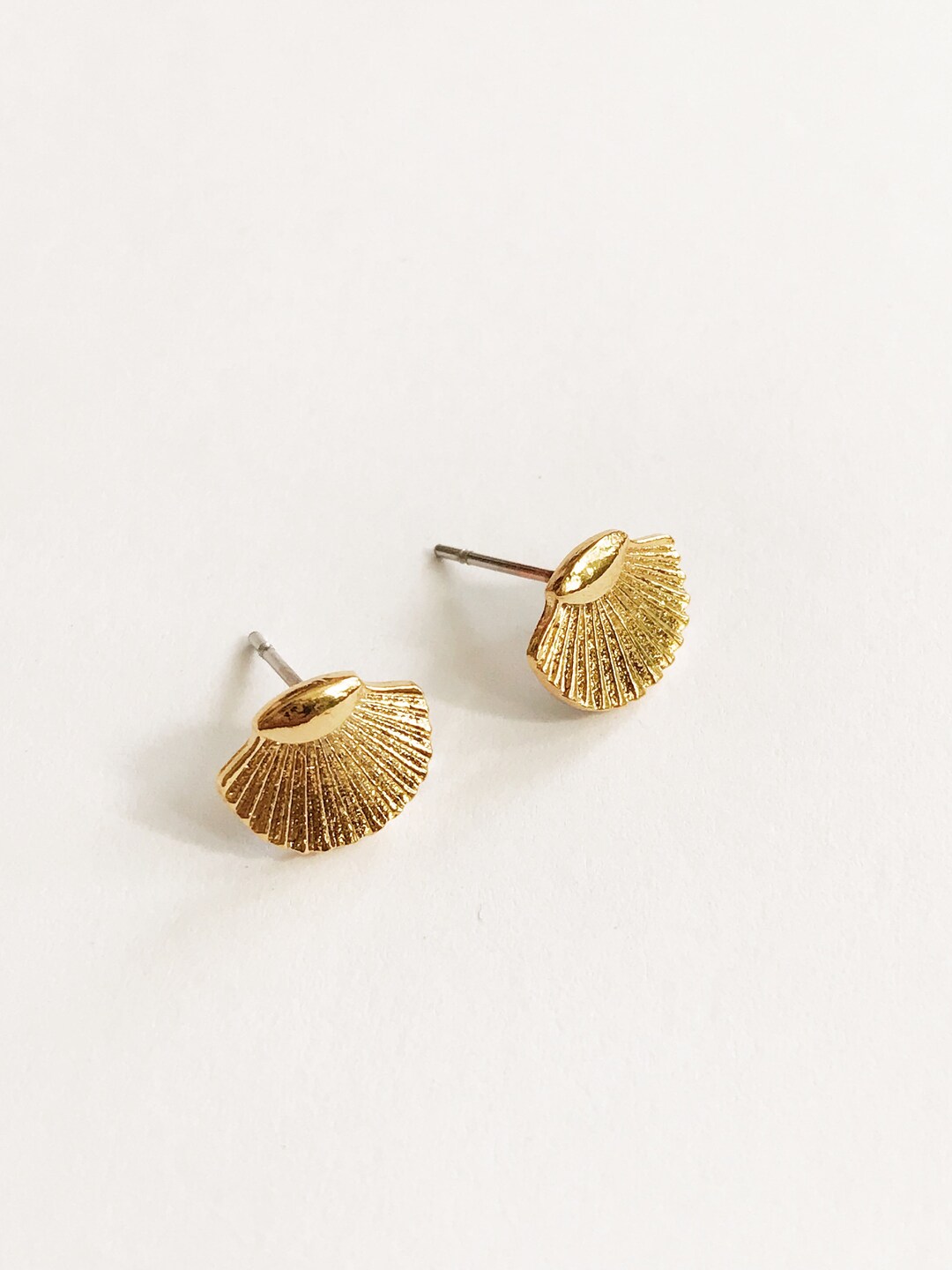 Shell Earr Tiny Shell Studs // Scallop Shell Earrings, Seashell Earrings, Shell ...