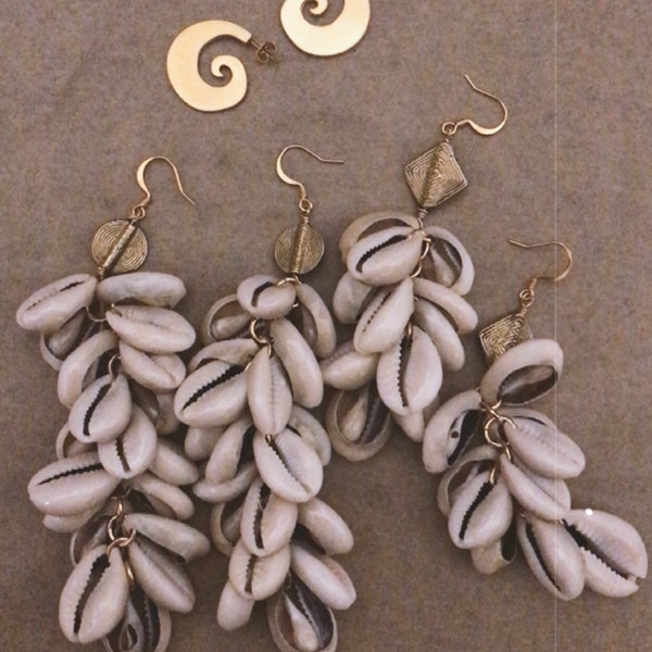 Mote Cowrie Cluster Earrings// Cowry Earrings, Seashell Earrings, Tassel Earrings, Beach Jewelry, Afrocentric Earrings, African Jewelry,