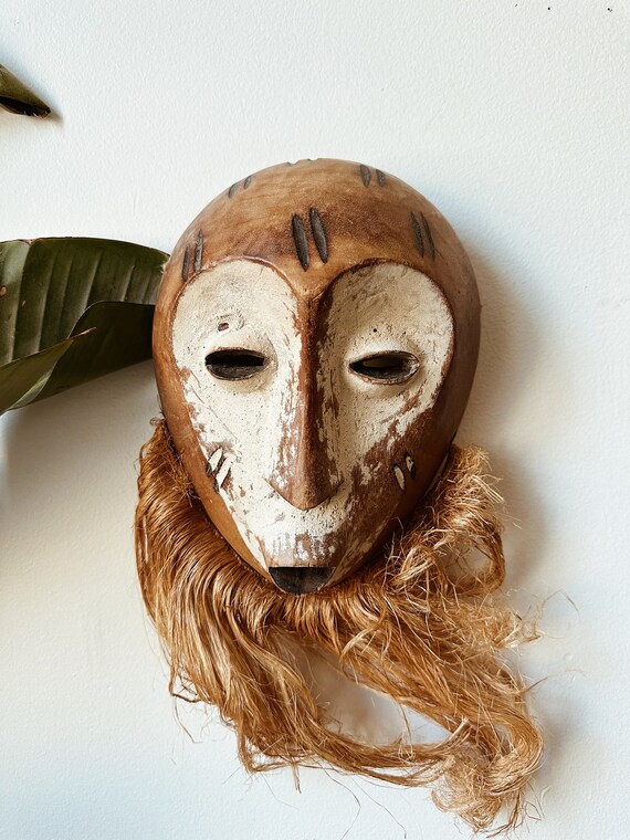アフリカの部族の壁 木製マスク from アンゴラ 力強く神秘的な