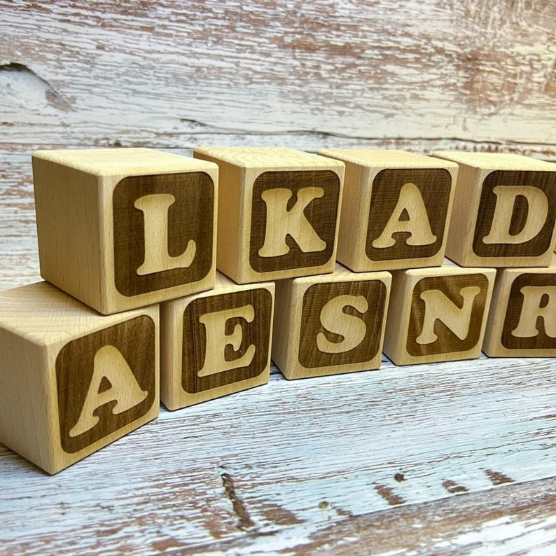 Cubo di legno personalizzato, lettera del nome, regalo per la nascita, decorazione della cameretta dei bambini, decorazione del servizio fotografico, regalo per il battesimo immagine 1