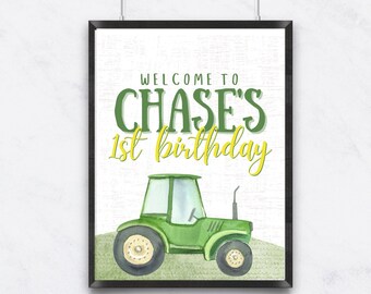 Könnte beinhalten: Ein grünes und gelbes druckbares Schild mit dem Text "Willkommen zum 1. Geburtstag von Chase" und einem grünen Cartoon-Traktor.