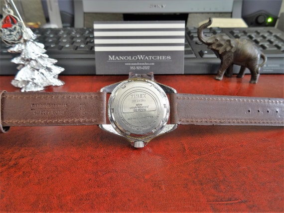 Retro 1980s Timex Water Resistant 100M Quartz Men's Watch W/ 18mm