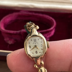 Vintage lady elgin clearance watch 14k gold