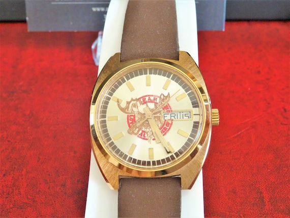 Vintage 1970s Waltham Moose Watch, Gold Tone With Suede Band  display picture 2