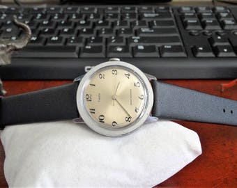 Vintage 1971 Timex Water Resistant Winding Mens Watch w/ 18mm Leather Band!