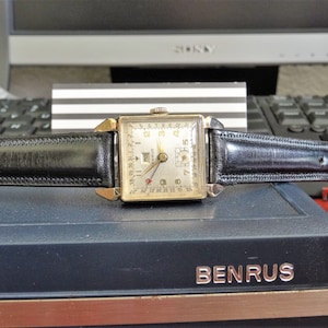 Vintage 1950’s Benrus Square 10K Gold Filled Winding Mens Watch w/ Benrus Case & 16mm Leather Band