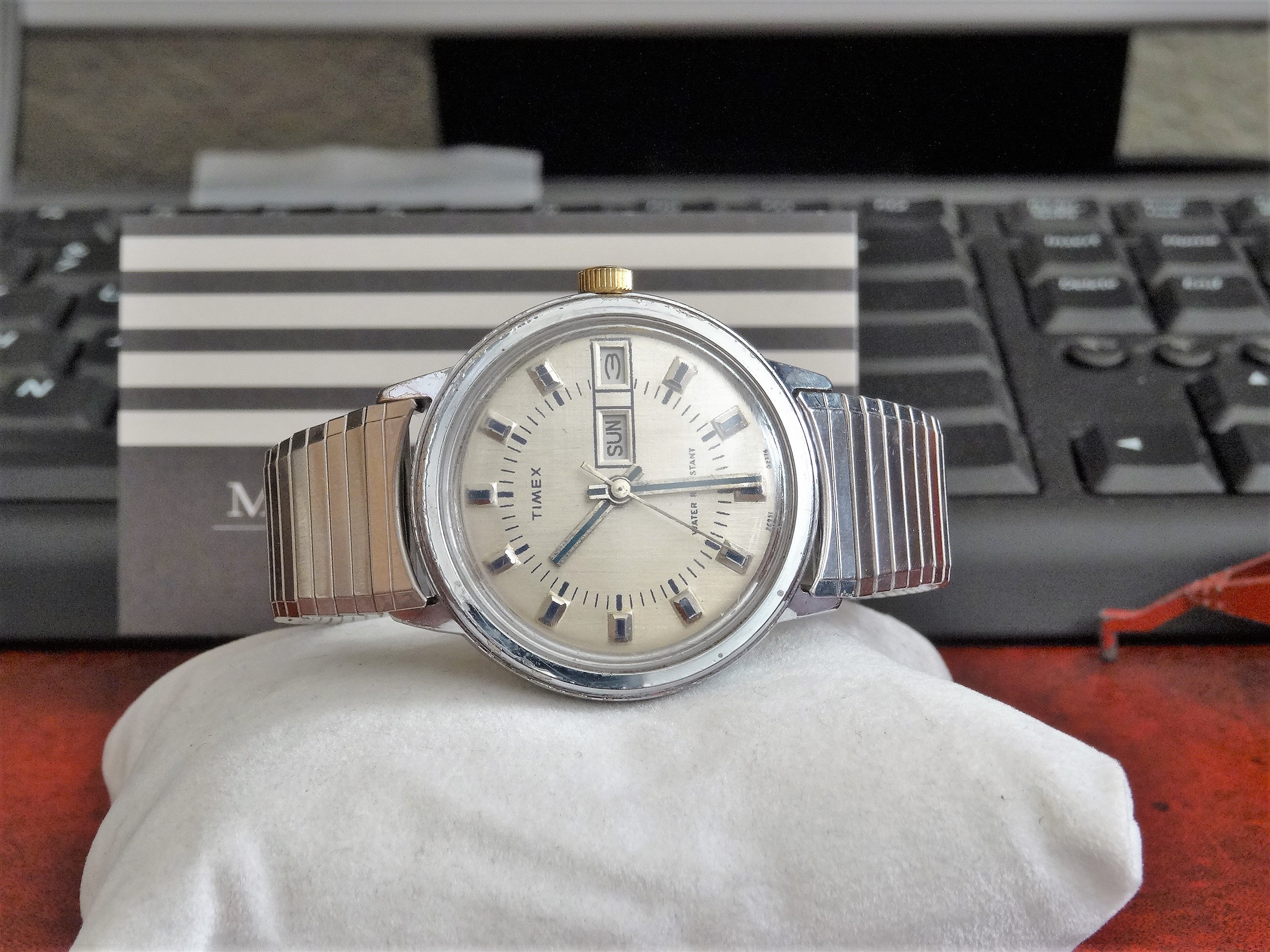Vtg 1976 Timex Water Resistant Day 