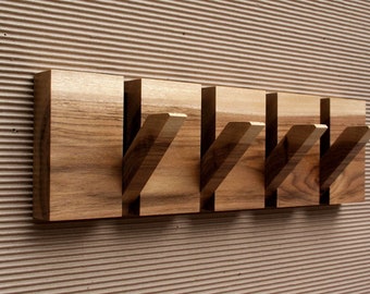 Appendiabiti da parete moderno, 4 ganci, realizzato in legno Nogal Cafetero. Originariamente progettato e realizzato da Hecho en Casa Taller.