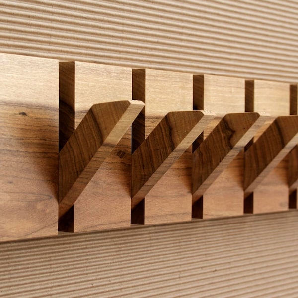 Wood coat rack with 6 hooks in Nogal Cafetero wood. Designed and made by Hecho en Casa Taller.